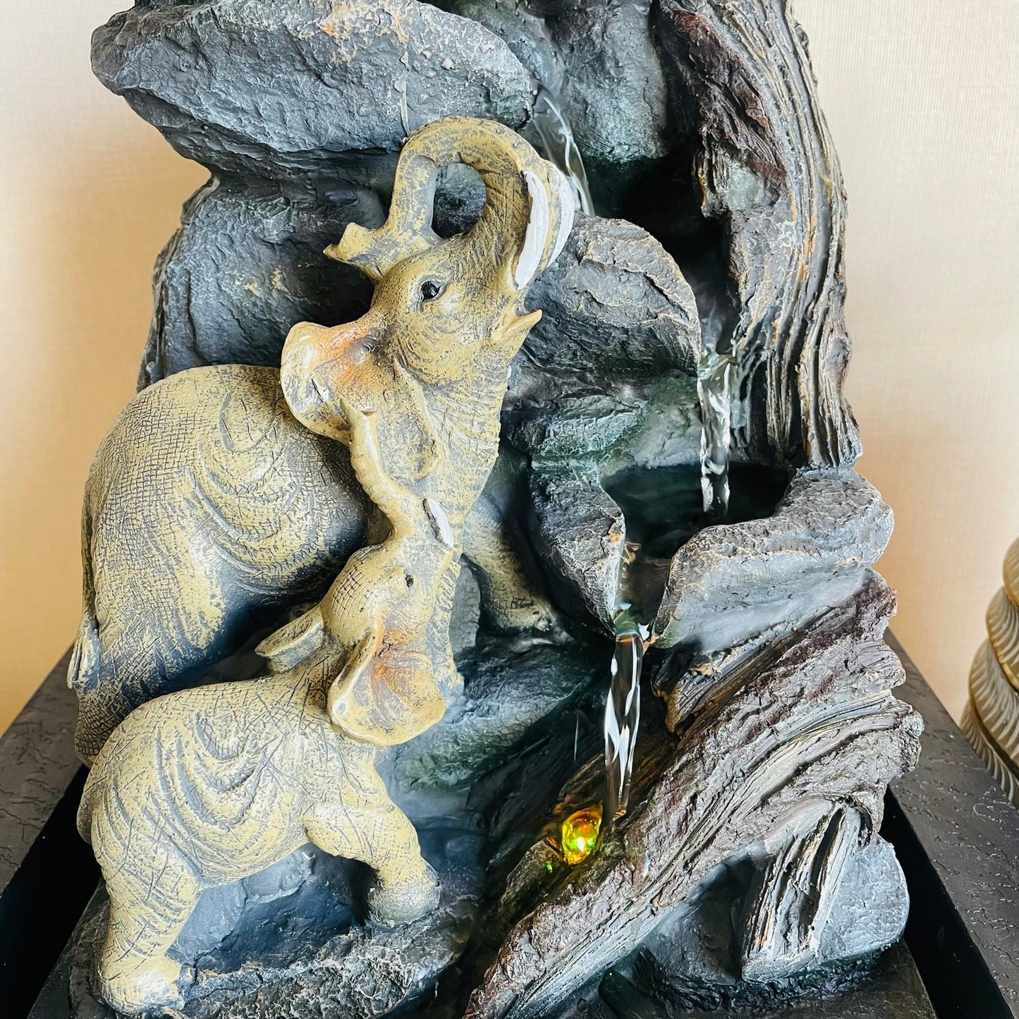Fuente de agua elefantes y rocas tamaño M