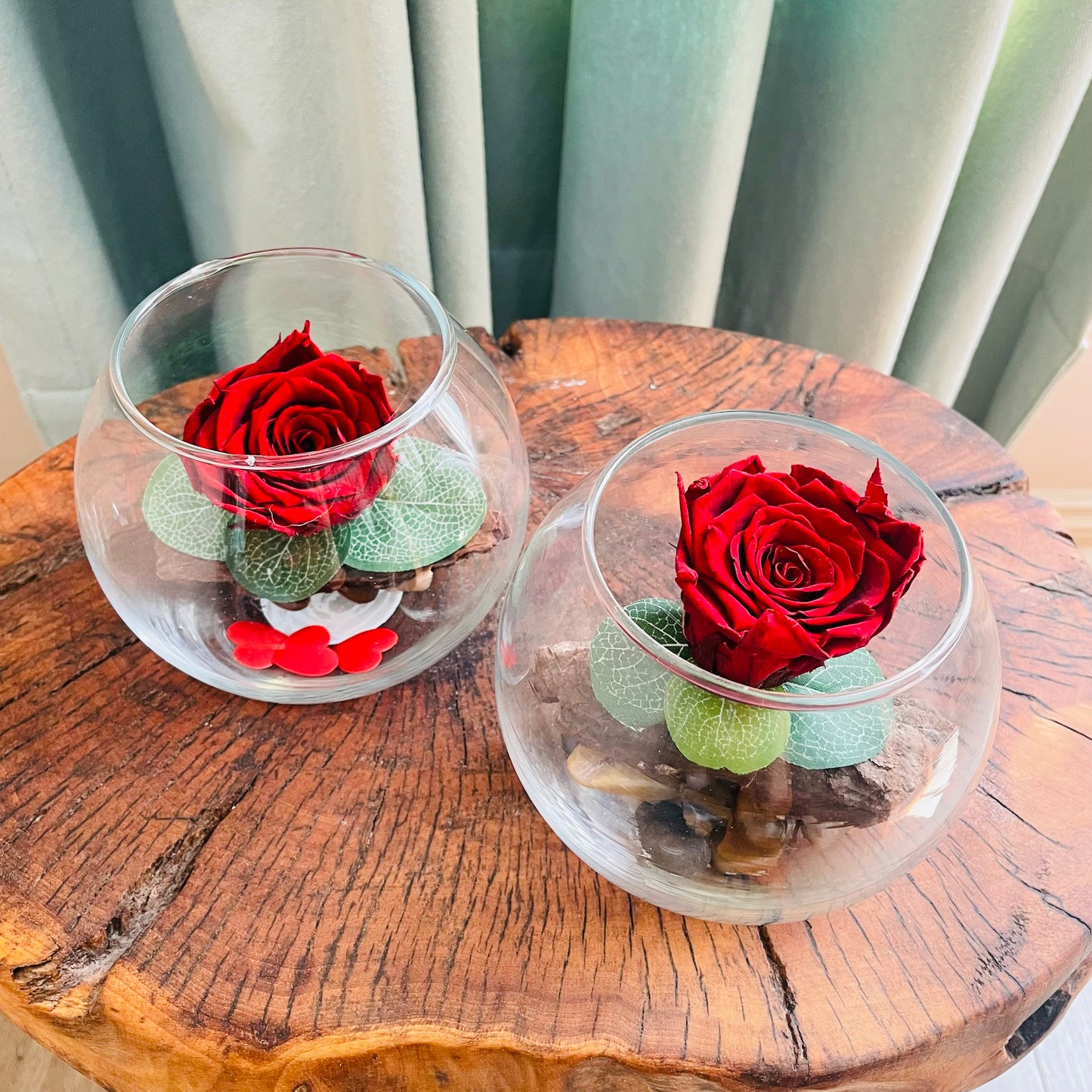 Rosa eterna en pecera de vidrio
