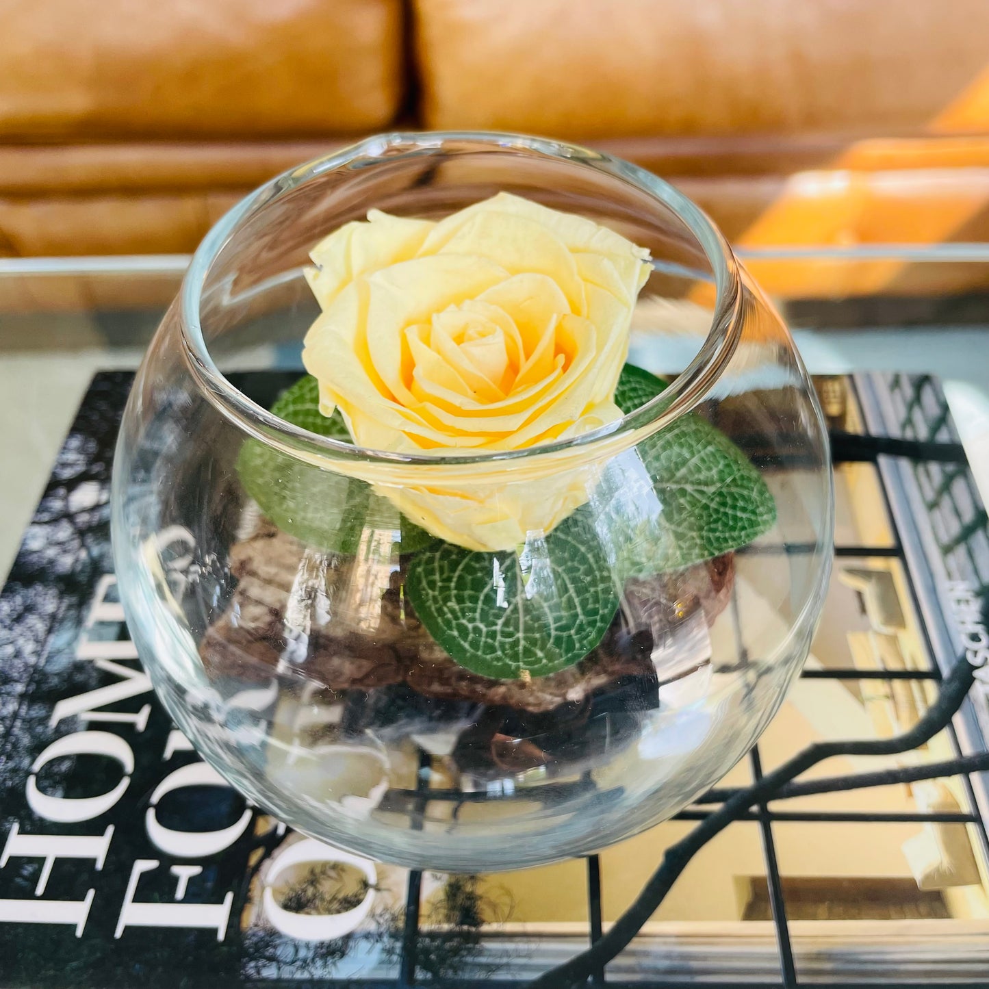 Rosa eterna en pecera de vidrio