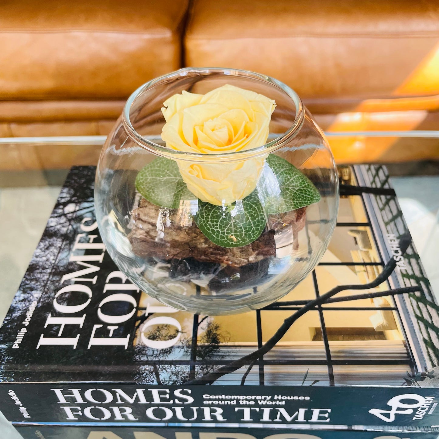Rosa eterna en pecera de vidrio