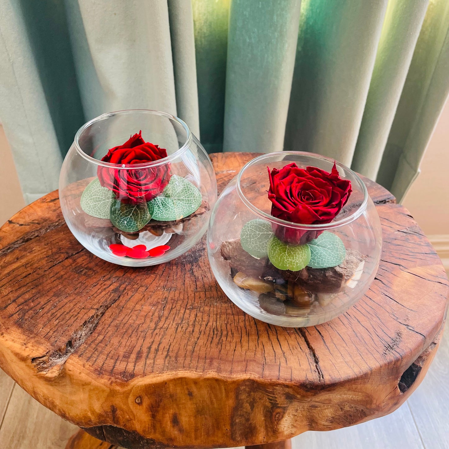 Rosa eterna en pecera de vidrio