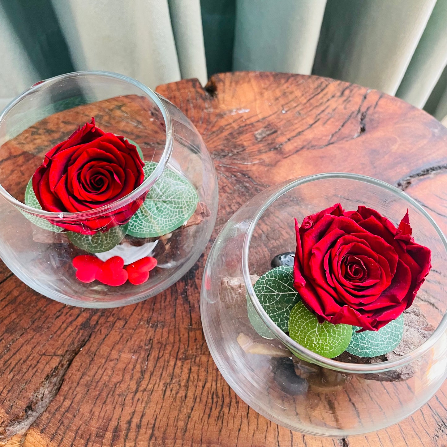 Rosa eterna en pecera de vidrio
