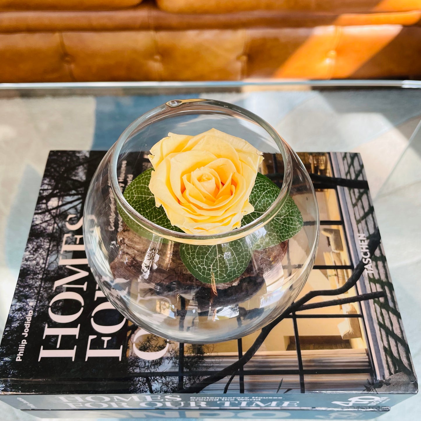 Rosa eterna en pecera de vidrio