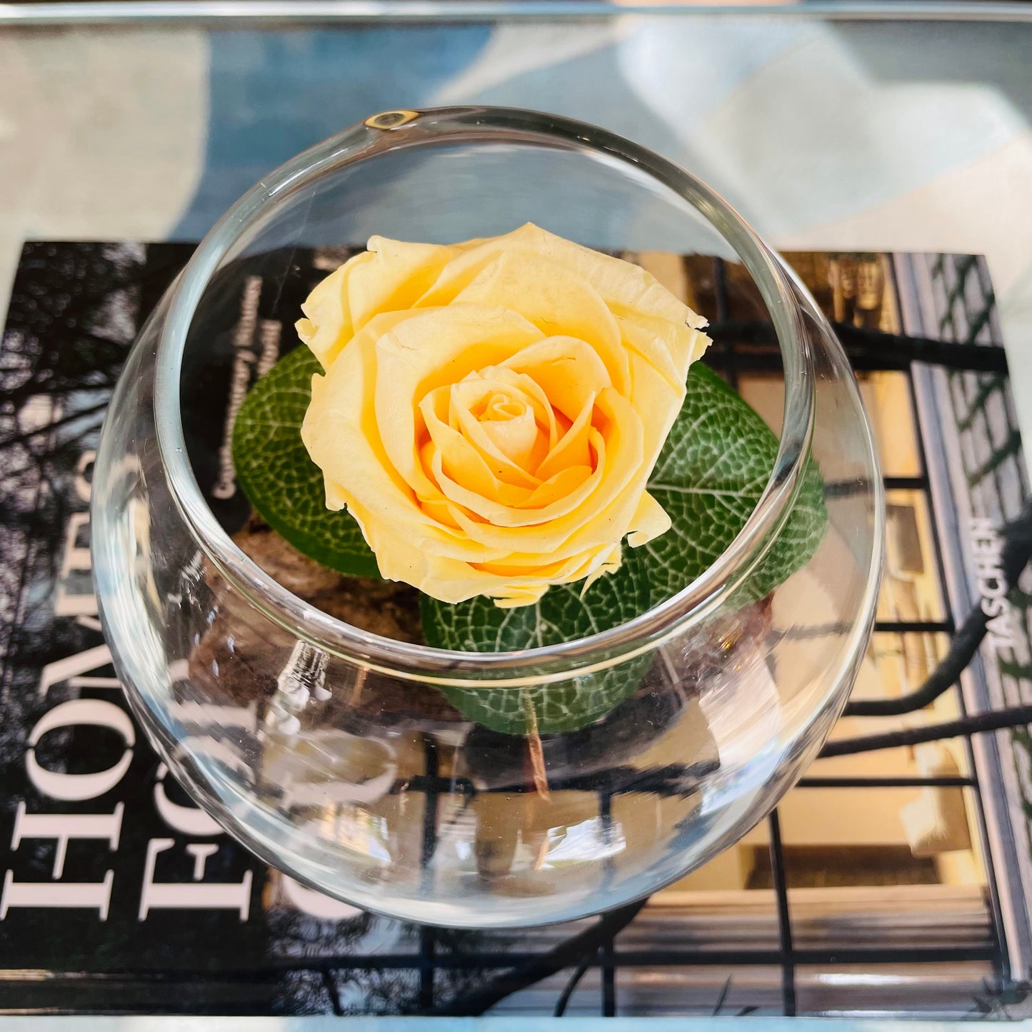 Rosa eterna en pecera de vidrio