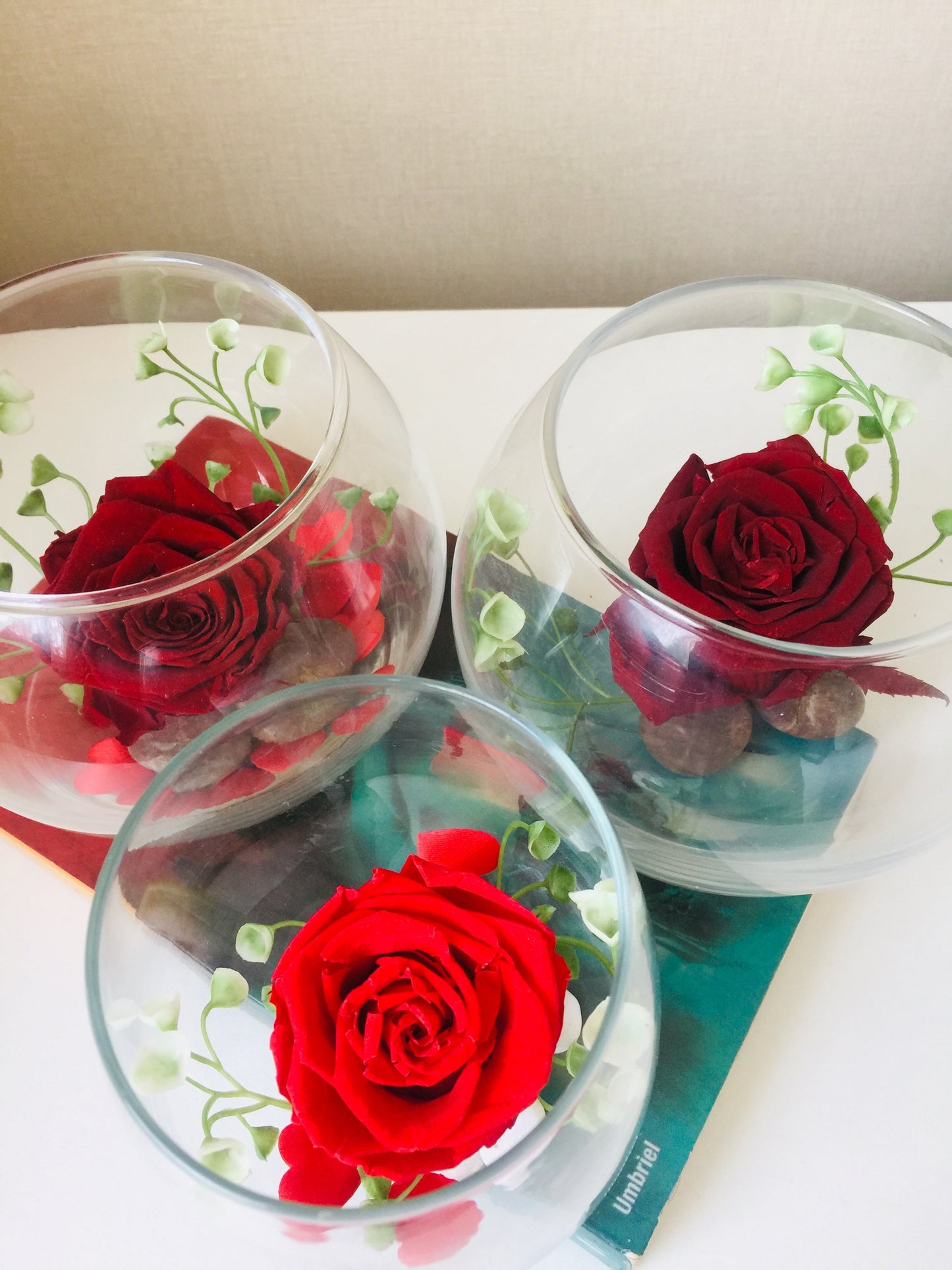 Rosa eterna en pecera de vidrio