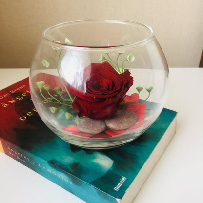 Rosa eterna en pecera de vidrio