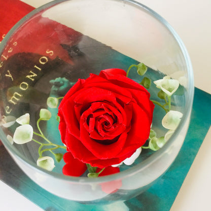 Rosa eterna en pecera de vidrio