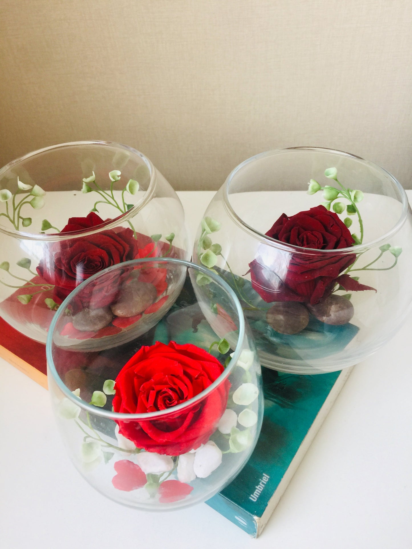 Rosa eterna en pecera de vidrio