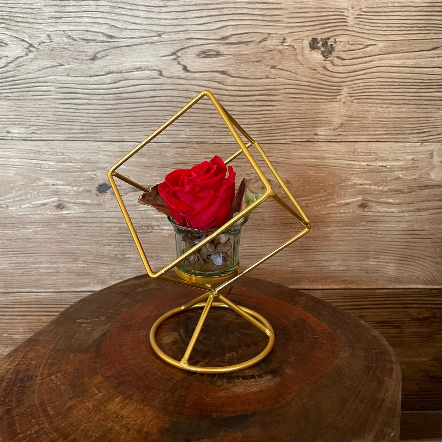 Rosa eterna con soporte dorado