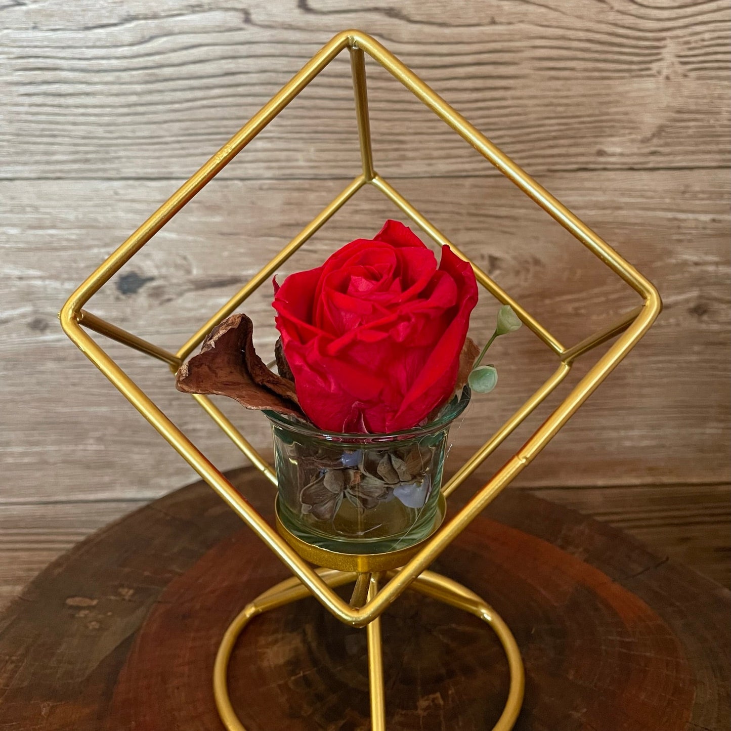 Rosa eterna con soporte dorado