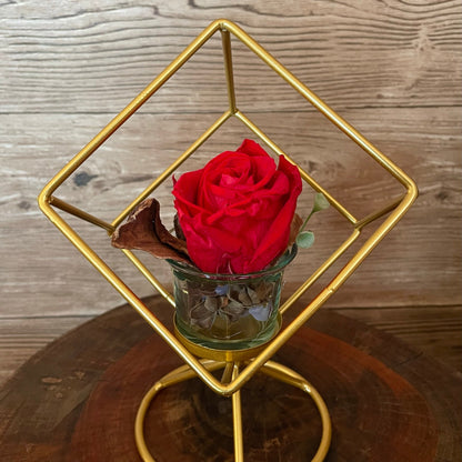 Rosa eterna con soporte dorado