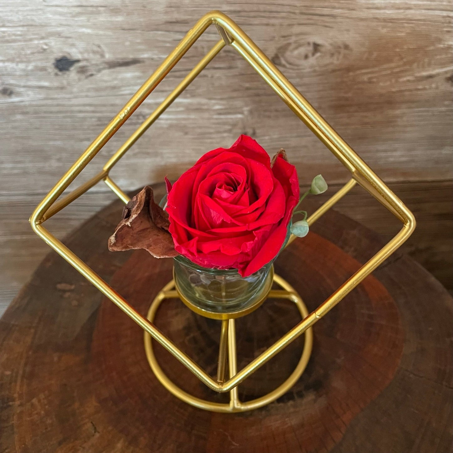 Rosa eterna con soporte dorado