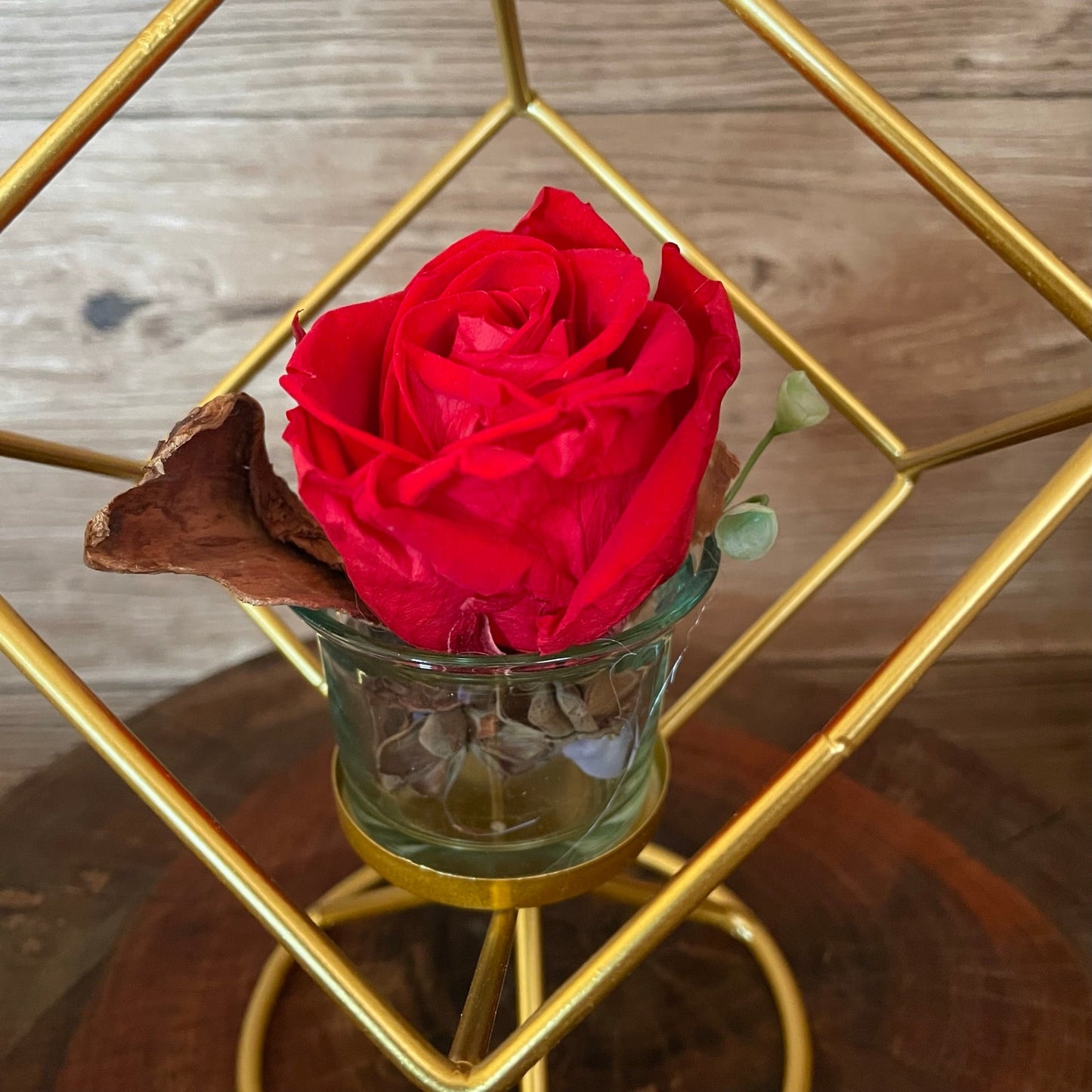 Rosa eterna con soporte dorado