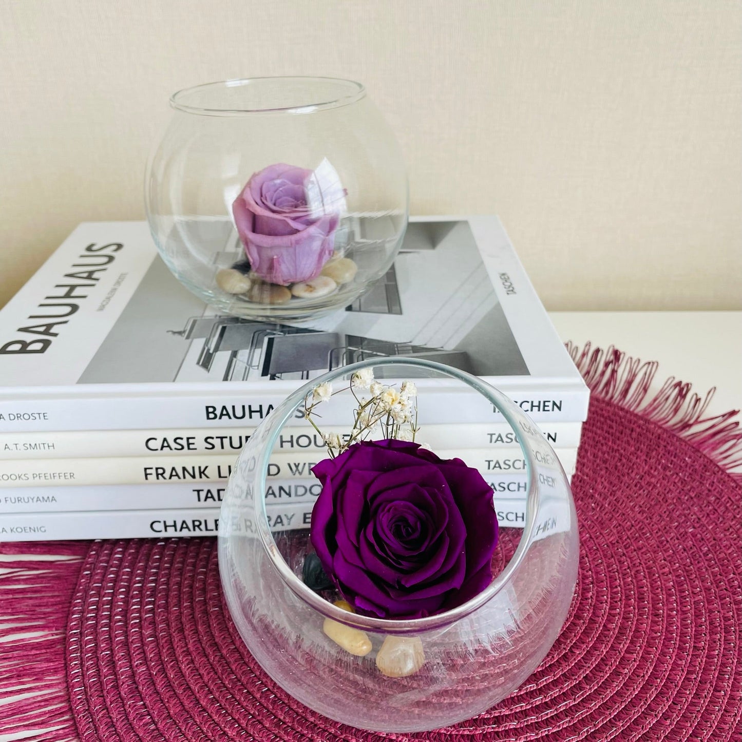 Rosa eterna en pecera de vidrio